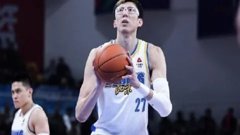 张帆抢断快攻得分，对手紧急叫停